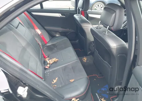 2014 Mercedes-Benz C 300 Sport 4Matic z USA, uszkodzony, nr VIN WDDGF8AB9EA916761